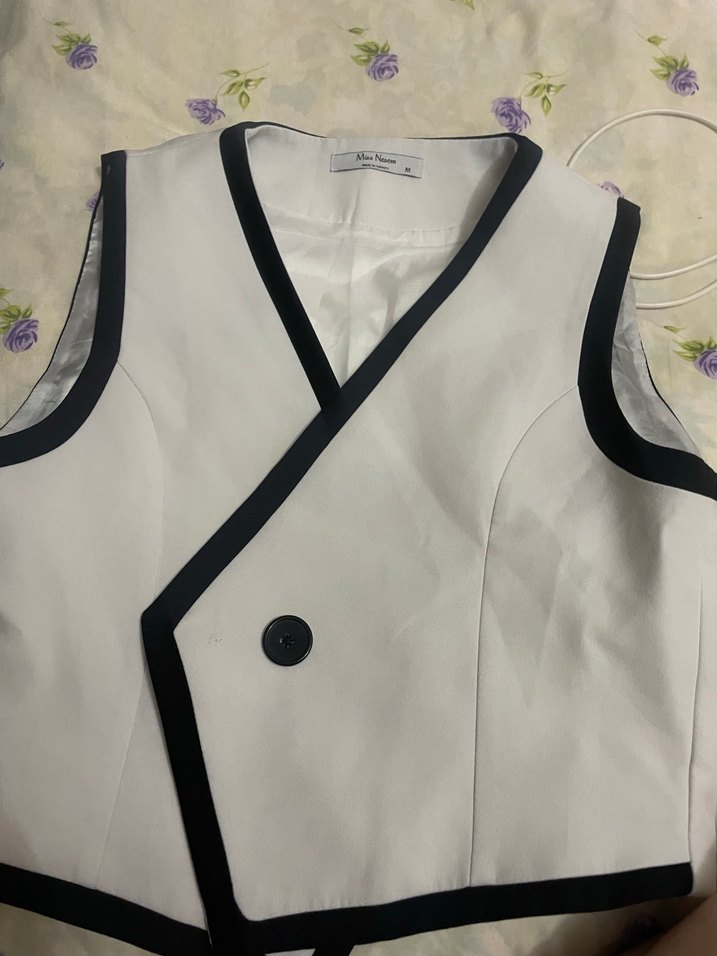 Düğmeli Siyah-Beyaz Kadın Yelek - Görsel 2