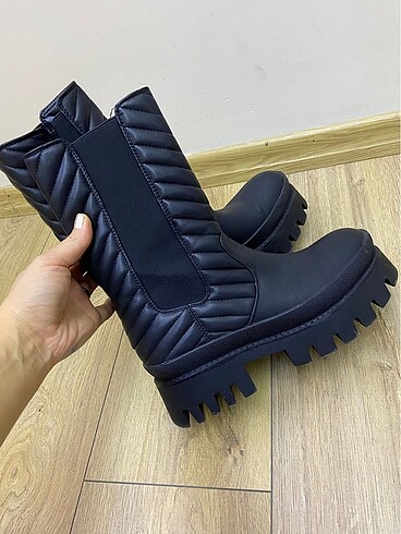 Bershka Chelsea siyah bot çizme