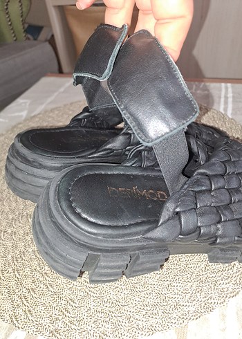 37 Beden DERIMOD Deri Örgü Detaylı Siyah Sandalet 37 NO