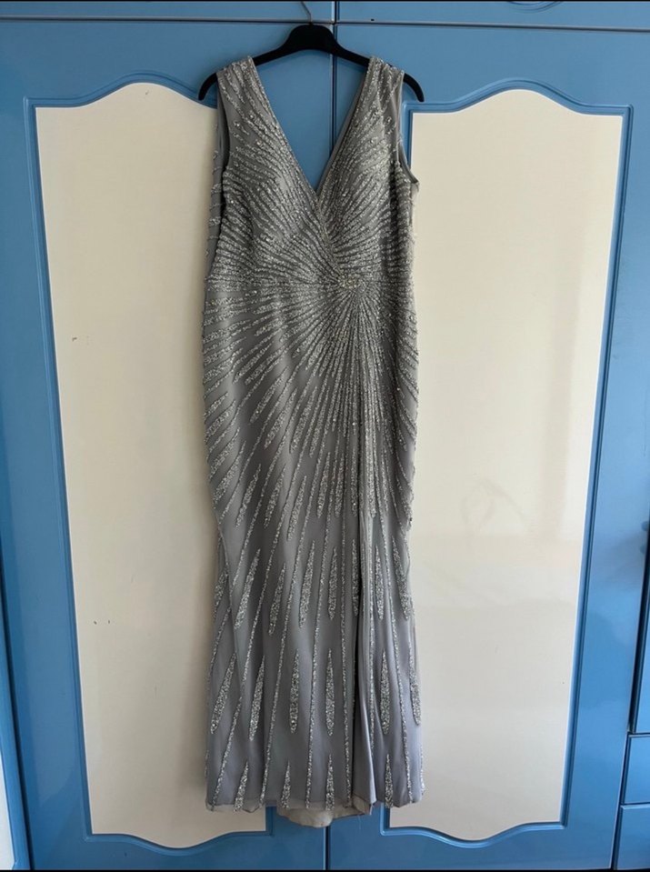 V Yaka Boncuk İşlemeli Gri Uzun Abiye Elbise - Görsel 2