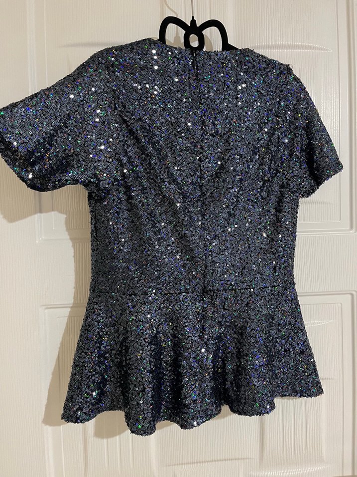 Kısa Kollu Parlak V Yaka Mini Bluz - Görsel 3