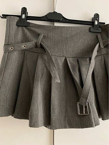 zara model gri pileli mini şort etek