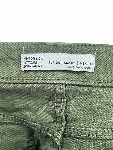 34 Beden yeşil Renk Bershka Mini Şort %70 İndirimli.