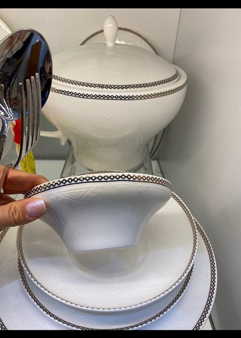 Jumbo İşlemeli Gri Desenli Beyaz Yemek Takımı