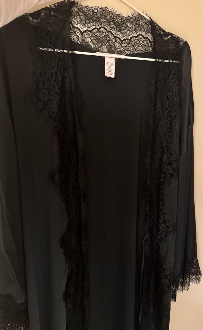 Victorias Secret Uzun Siyah Dantel Detaylı Saten Kadın Sabahlık - Görsel 3