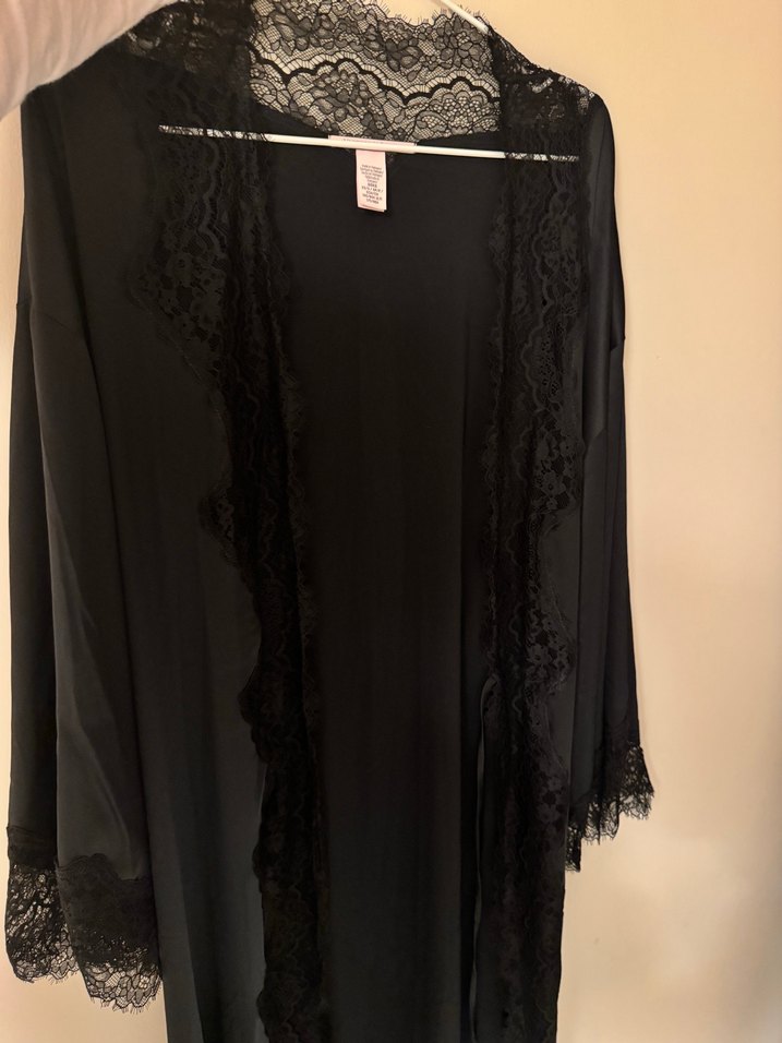 Victorias Secret Uzun Siyah Dantel Detaylı Saten Kadın Sabahlık - Görsel 5