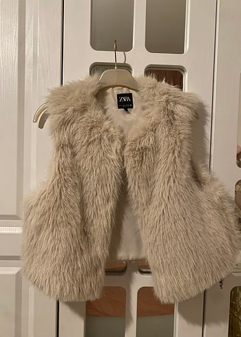 Zara Bej Peluş Kürklü Kolsuz Midi Yelek