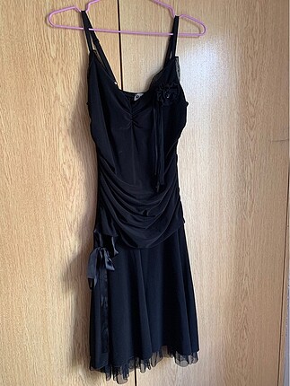 Siyah diz üstü elbise