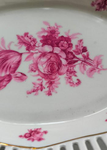 Pembe Baskılı Delikli Porselen Servis Tabağı - Görsel 2