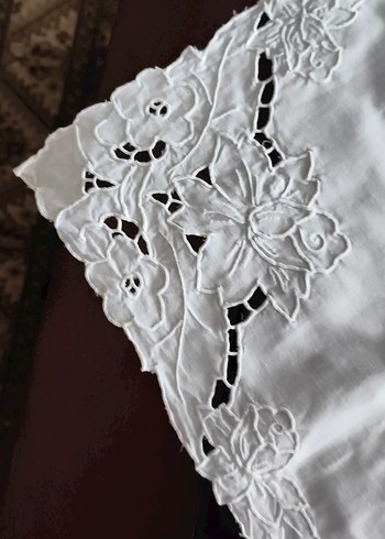 İşlemeli Beyaz Masa Örtüsü - Görsel 3