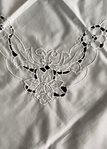 İşlemeli Beyaz Masa Örtüsü - Görsel 2