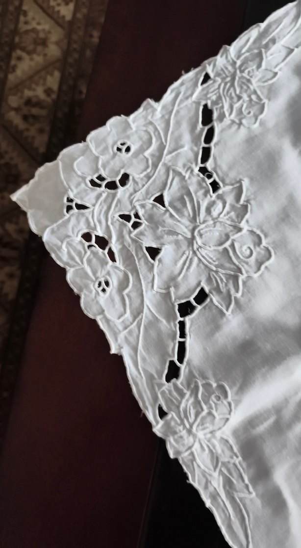 İşlemeli Beyaz Masa Örtüsü - Görsel 3