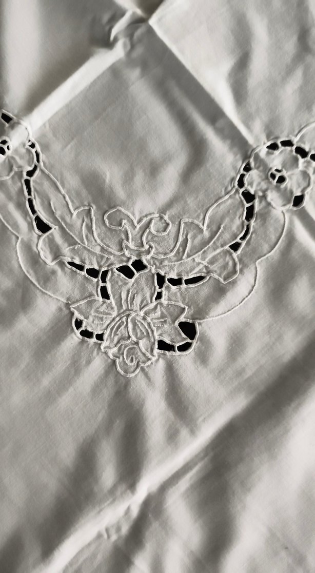 İşlemeli Beyaz Masa Örtüsü - Görsel 2