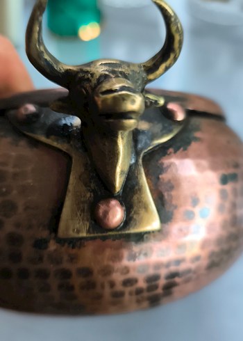 Kahverengi Bakır Vazo Boğa Figürlü antika - Görsel 4