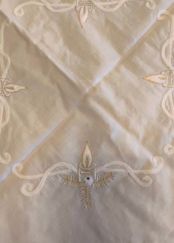 İşlemeli Beyaz Parlak Masa Örtüsü - Görsel 2