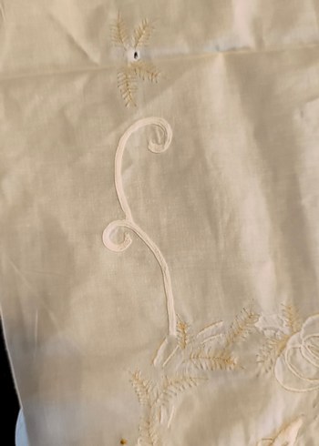 İşlemeli Beyaz Parlak Masa Örtüsü - Görsel 3