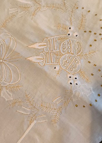 İşlemeli Beyaz Parlak Masa Örtüsü - Görsel 6