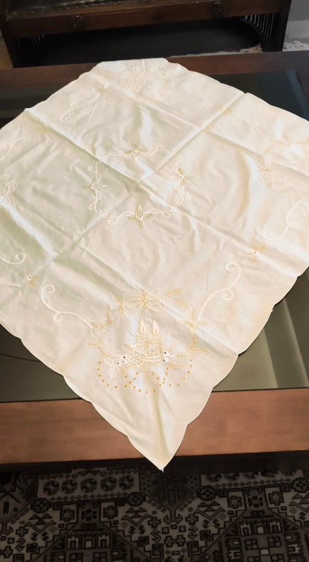 İşlemeli Beyaz Parlak Masa Örtüsü - Görsel 4