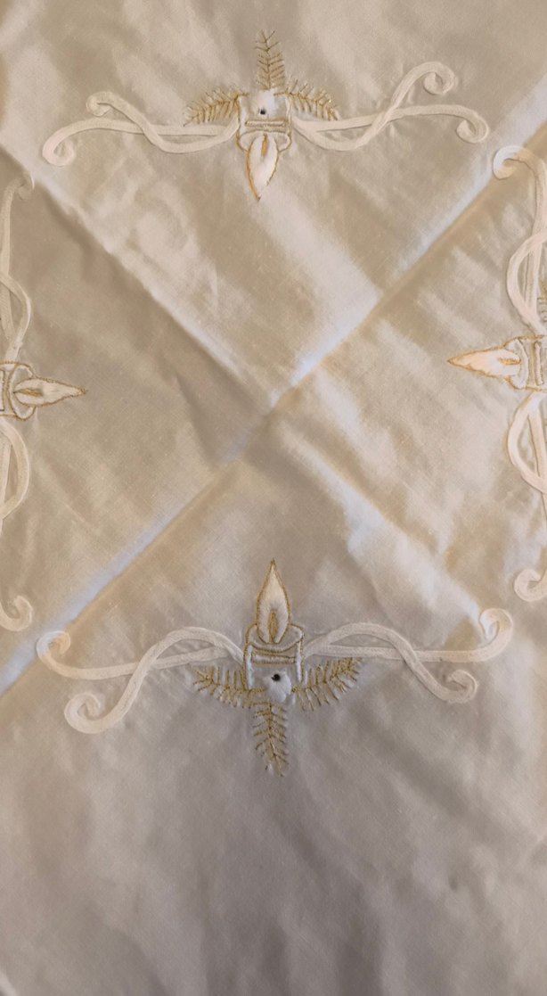 İşlemeli Beyaz Parlak Masa Örtüsü - Görsel 2