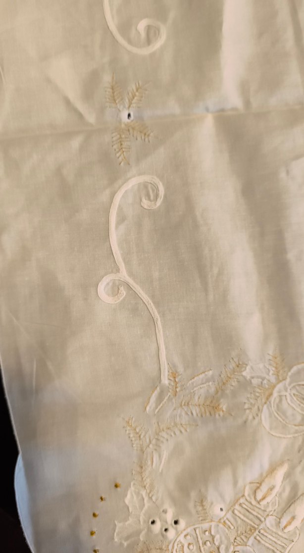 İşlemeli Beyaz Parlak Masa Örtüsü - Görsel 3