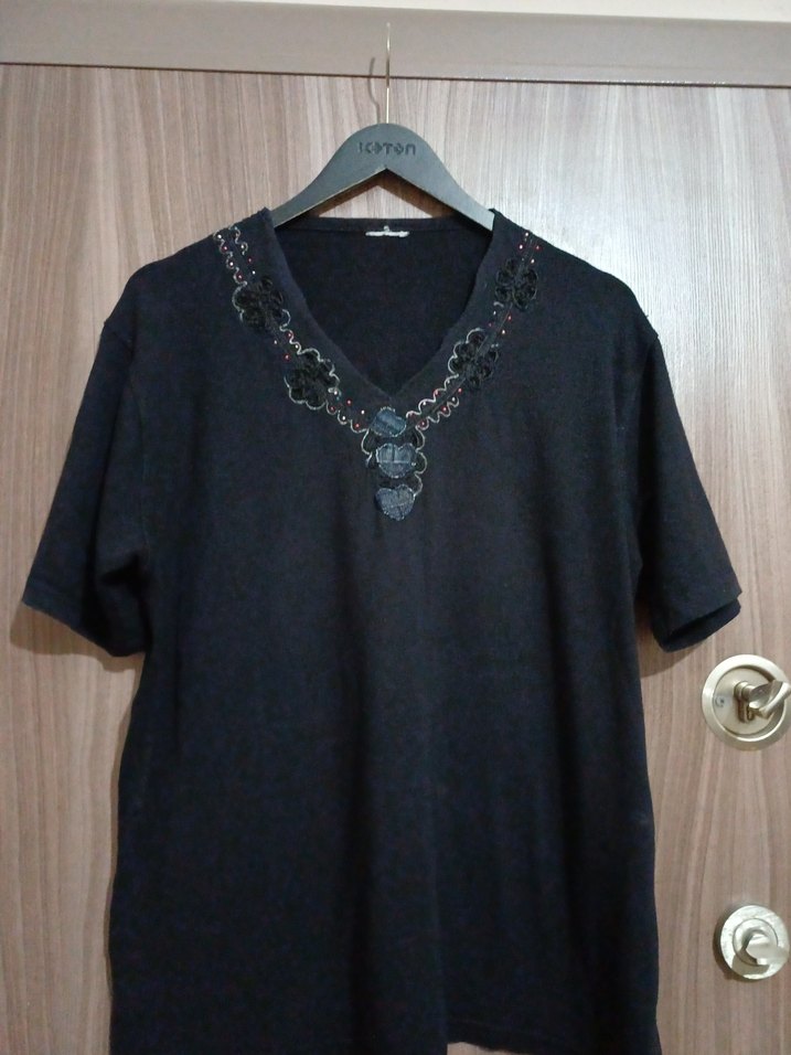 Motifli  İşlemeli Siyah V Yaka Kadın Bluz - Görsel 4