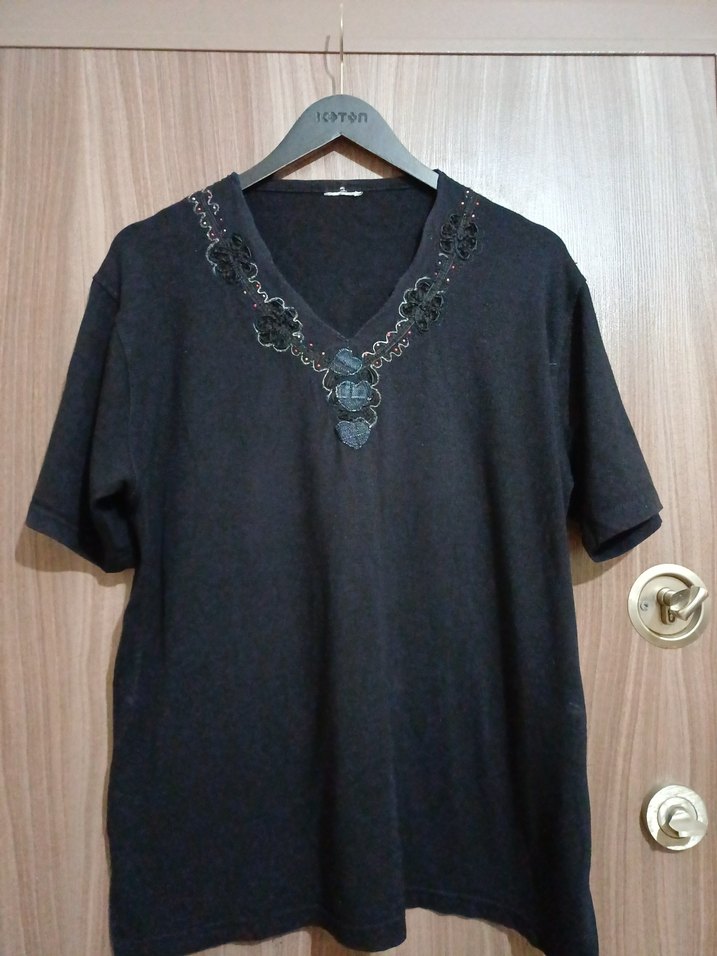 Motifli  İşlemeli Siyah V Yaka Kadın Bluz - Görsel 3