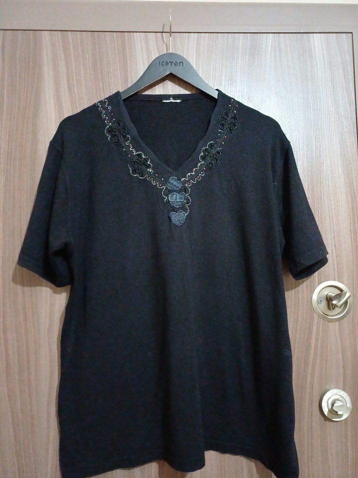 Motifli  İşlemeli Siyah V Yaka Kadın Bluz - Görsel 2