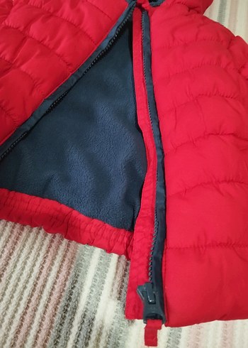 Kırmızı Kapüşonlu Erkek Çocuk Mont - Görsel 4