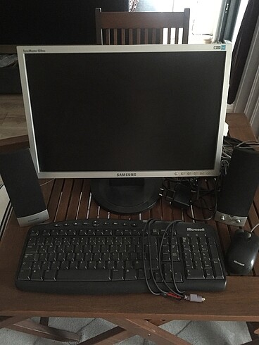 Samsung Bilgisayar ekranı, klavye, mouse,hoparlör bir arada