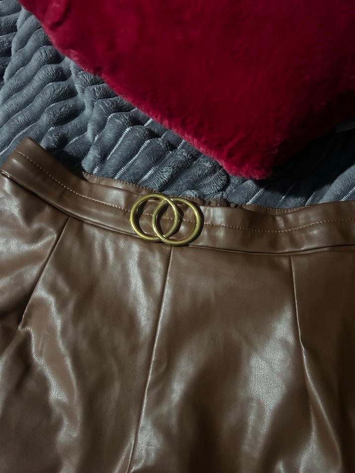 Kahverengi Deri Kemerli Mini Şort - Görsel 4