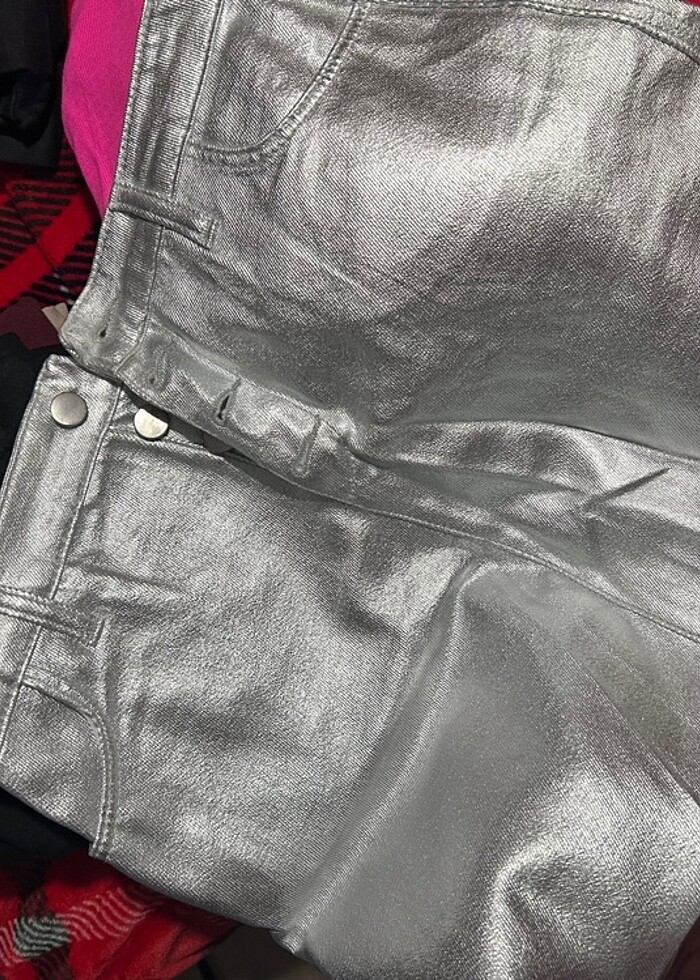 GRİ PARLAK ÇOK DÜĞMELİ ETEK - Görsel 3