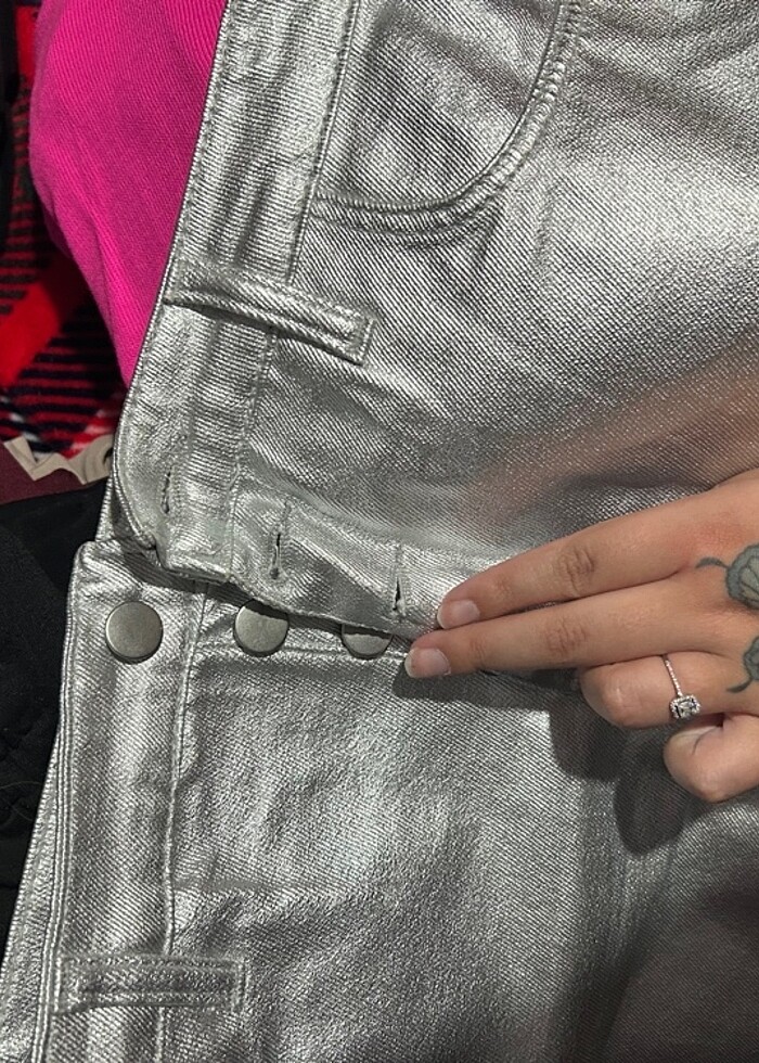 GRİ PARLAK ÇOK DÜĞMELİ ETEK - Görsel 4