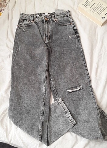 yırtık desenli bershka mom jean