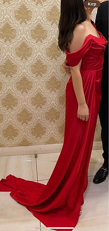 38 Beden Oleg Cassini 38 (1) beden kırmızı abiye. Fiyatta indirim yoktur.