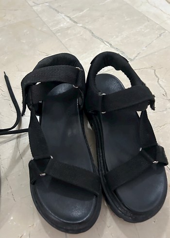 Kadın Siyah Dolgu Topuklu Bantlı Sandalet