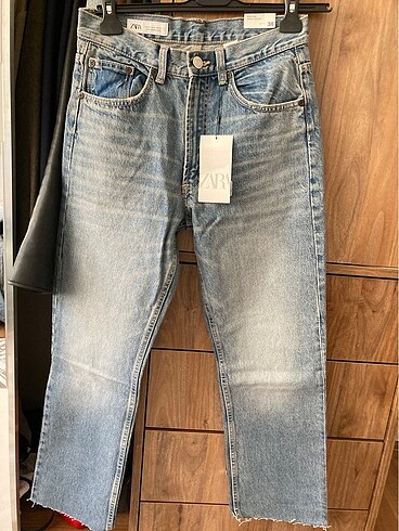ZARA STRAIGHT JEAN