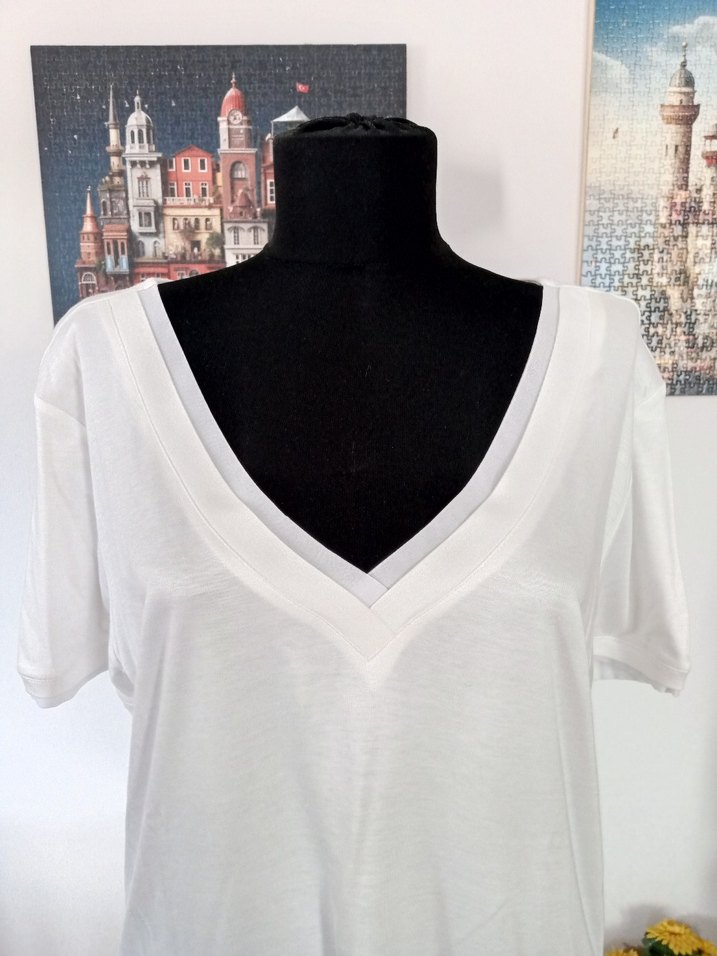 Kadın Beyaz V Yaka Pamuklu Tişört - Görsel 2