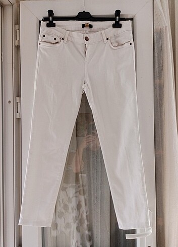 Beyaz likralı pantolon