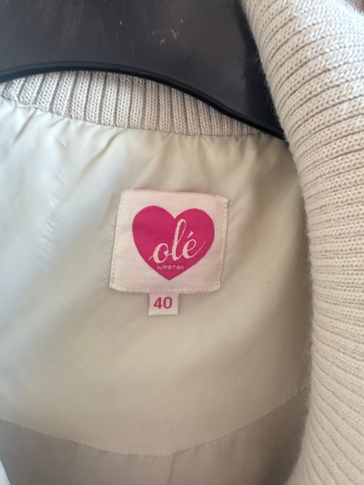 Düğmeli Beyaz Kadın Şişme Yelek - Görsel 3