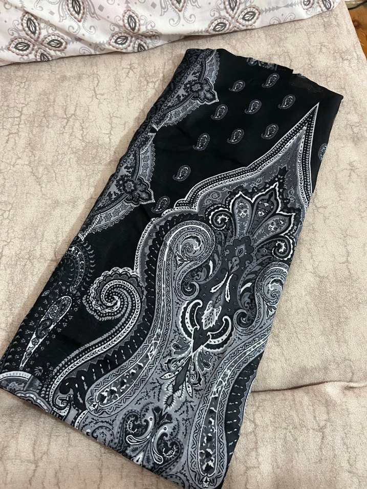 Siyah Gotik Desenli Kadın Şal madame polo markasına ait - Görsel 2