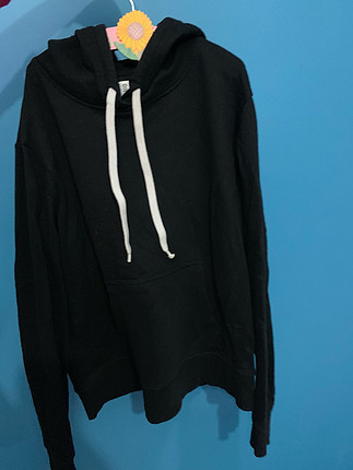 Siyah kapüşonlu sweatshirt