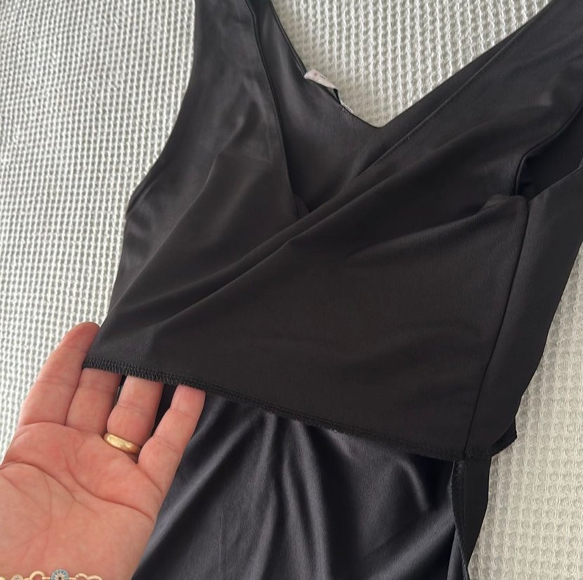 Siyah V Yakalı Kadın Atlet - Görsel 4