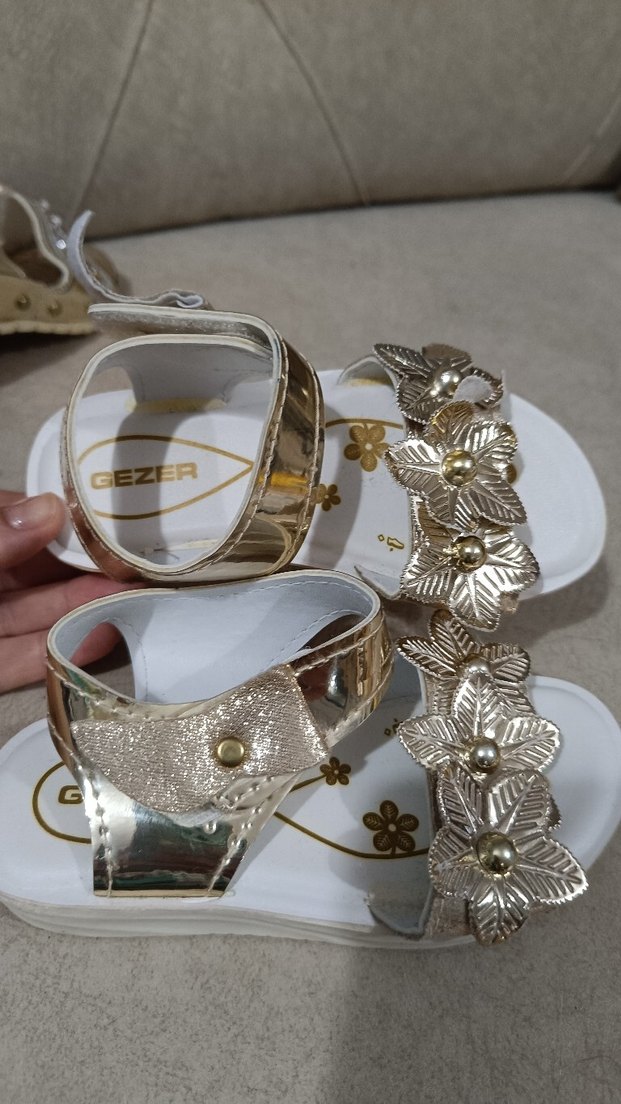 Kız Çocuk Altın Renkli Çiçekli Tokalı Sandalet - Görsel 2