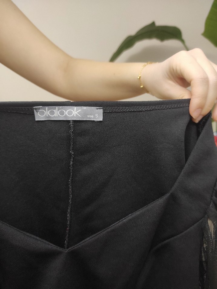 V Yaka Siyah Dantel Detaylı Kadın Bluz - Görsel 4