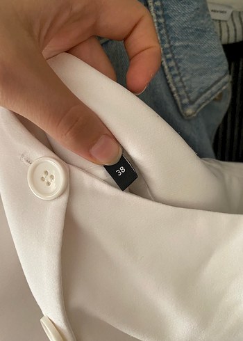 38 Beden beyaz Renk Gül Detaylı Tek Omuz Yelek