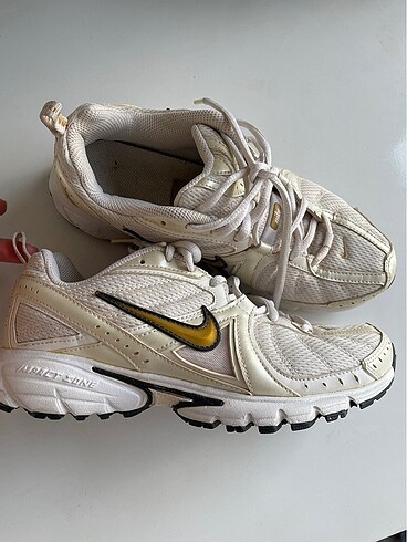 38 Beden beyaz Renk Nike koşu ayakkabısı