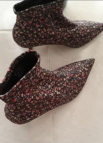 Zara Zara çiçekli botlar