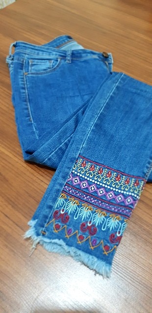 Nakış Detaylı Jean