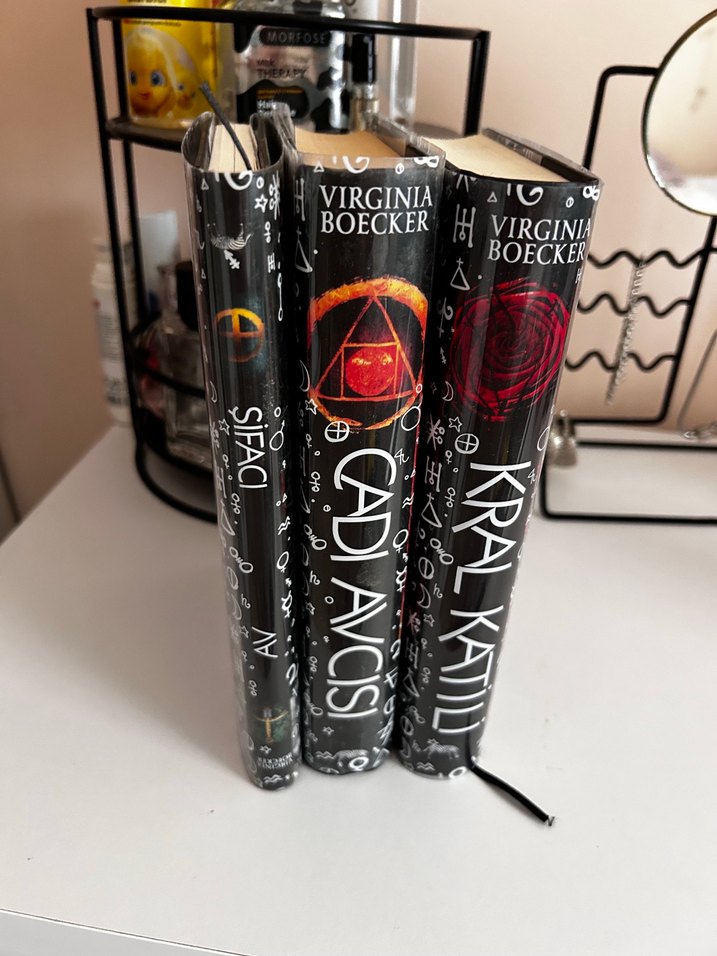 Virginia Boecker Üçleme Seti: Sifacı, Cadı Avcısı, Kral Katili - Görsel 2