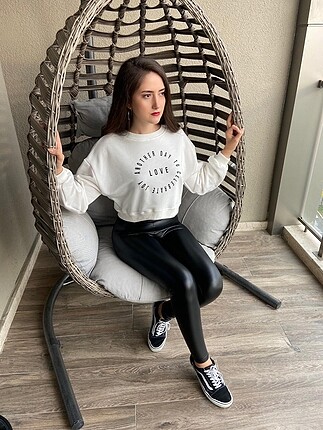 Pull and Bear marka beyaz crop sweatshirt